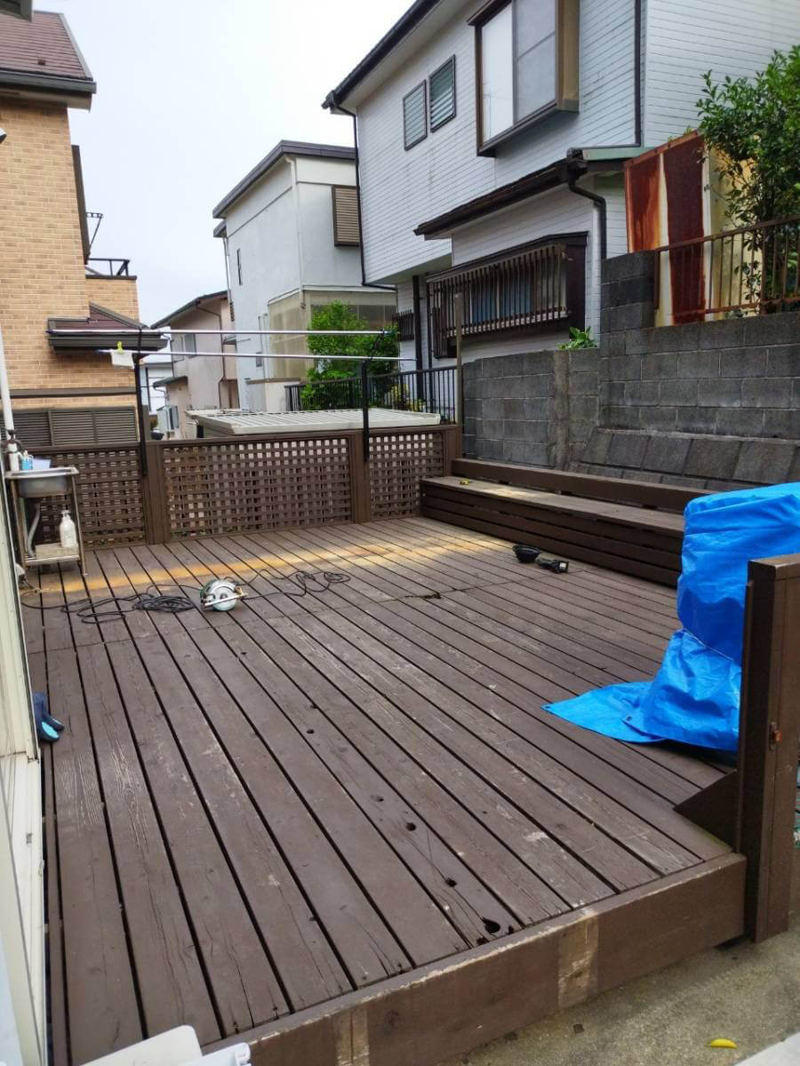 傷みが気になるウッドデッキ…
